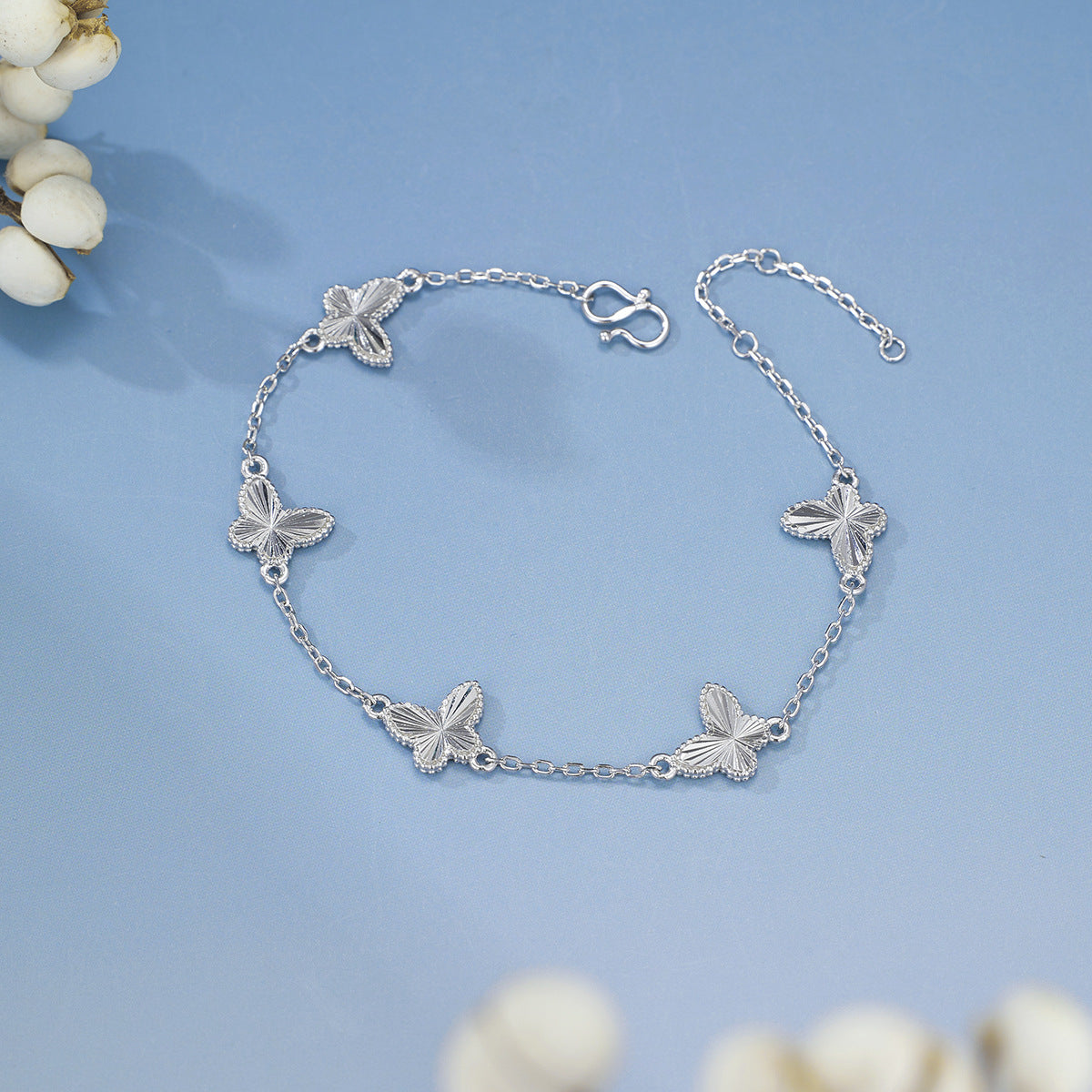 Damen Armband mit eleganten Schmetterlingsanhängern Shop Nory