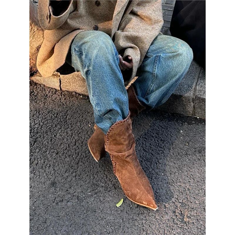 Damen Mid‑Calf Slouch‑Stiefel aus Velours mit spitzer Zehenpartie, geflochtenem Zierband und skulpturiertem Absatz Shop Nory