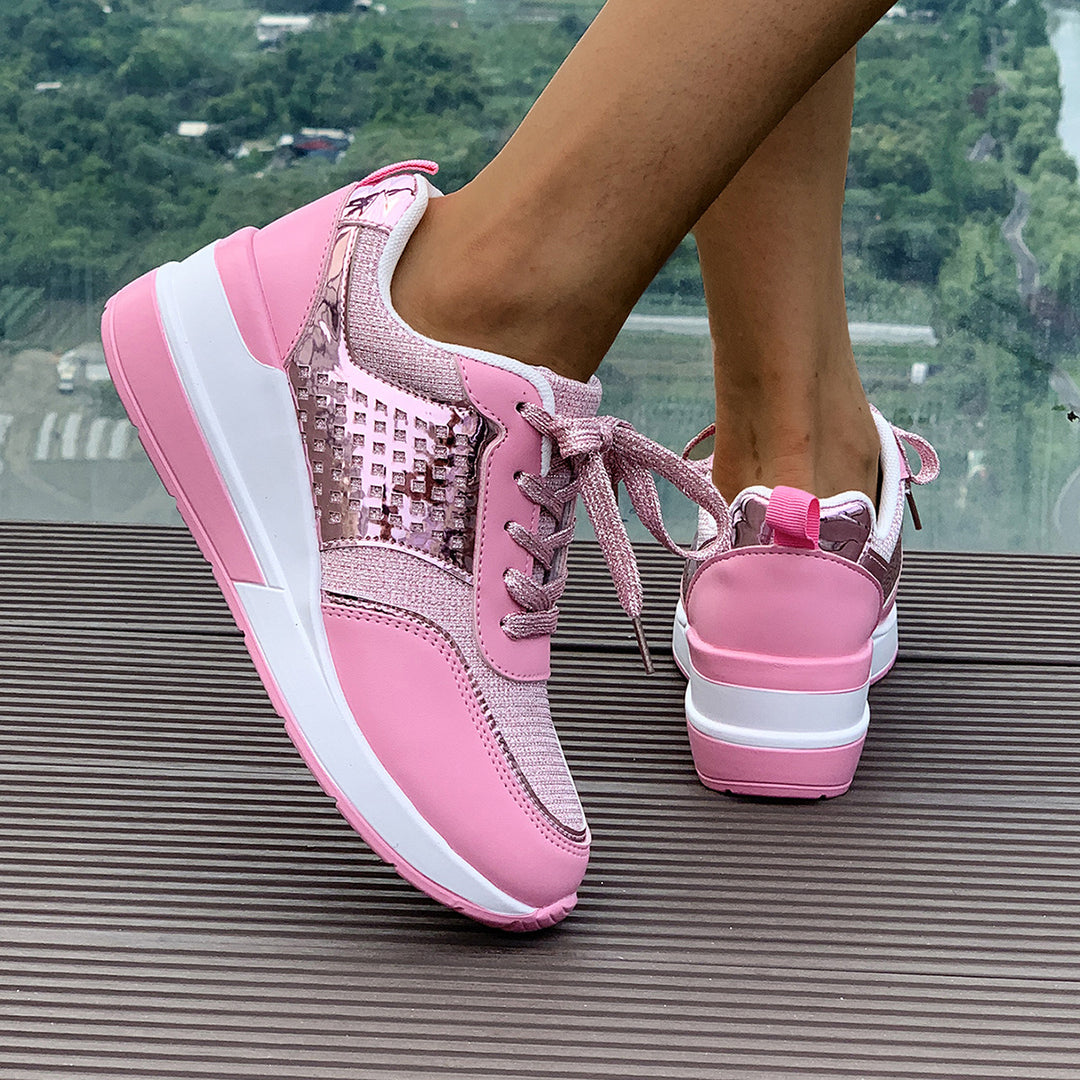 Damen stylische Keil-Sneaker mit metallischer Optik großflächigen Ziersteinen und gepolstertem Komfortfußbett Shop Nory