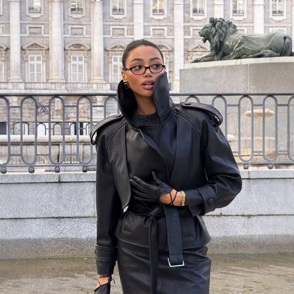 Damen Taillierte Lederjacke mit kurzem Cape‑Einsatz, Schulterpolstern und Bindegürtel Shop Nory