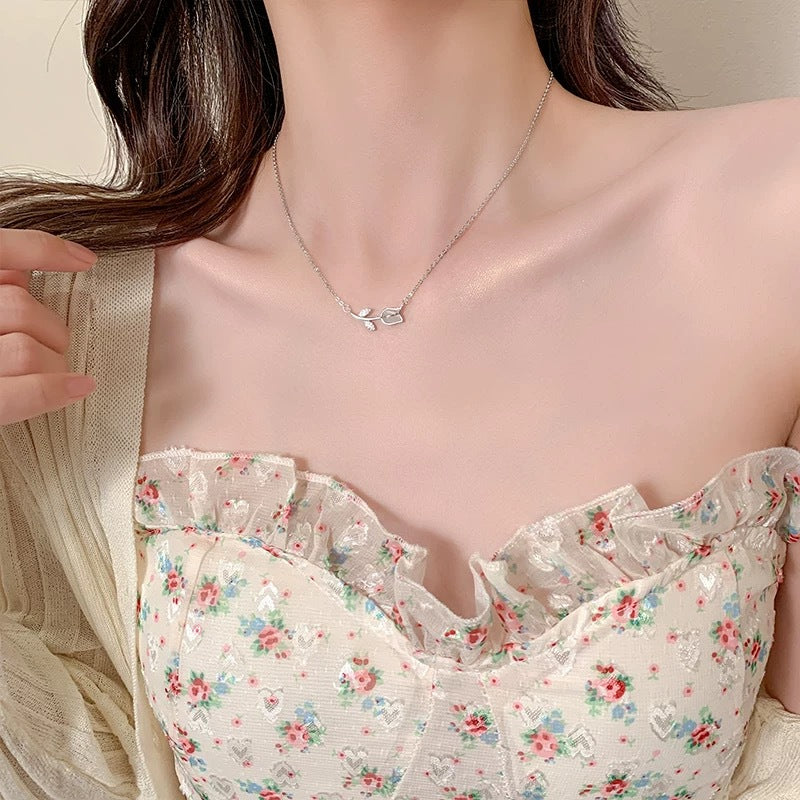 Damen Halskette mit elegantem Blatt- und Blütenanhänger Shop Nory