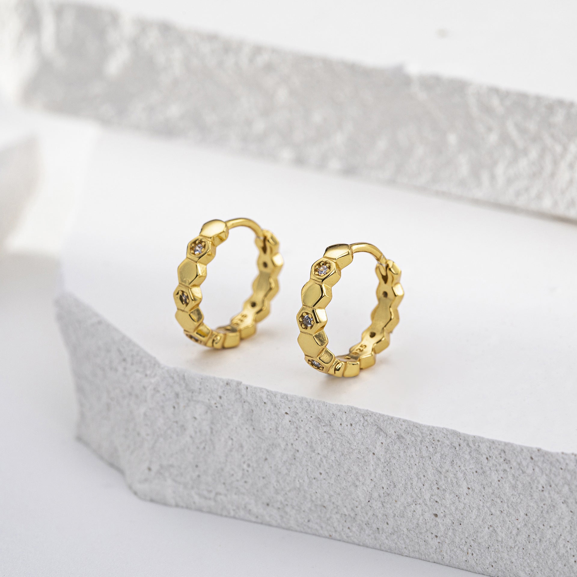 Damen Ohrringe mit hochwertigem Kristallbesatz und zeitgenössischem Design Shop Nory