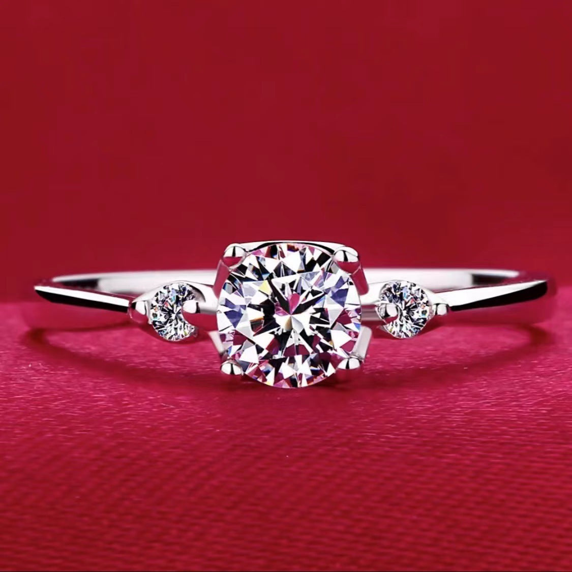 Damen luxuriöser Verlobungsring mit funkelndem Zirkonia und herzförmigen Akzenten Shop Nory