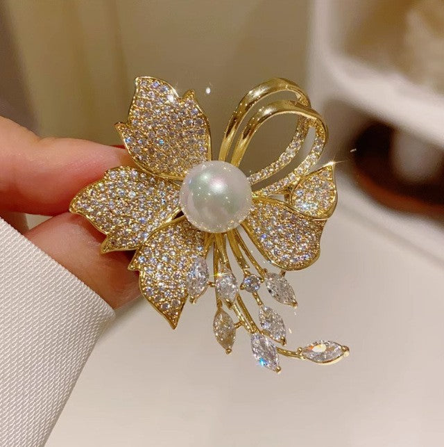 Filigrane Emaillierte Ahornblatt-Brosche mit Zirkonia
