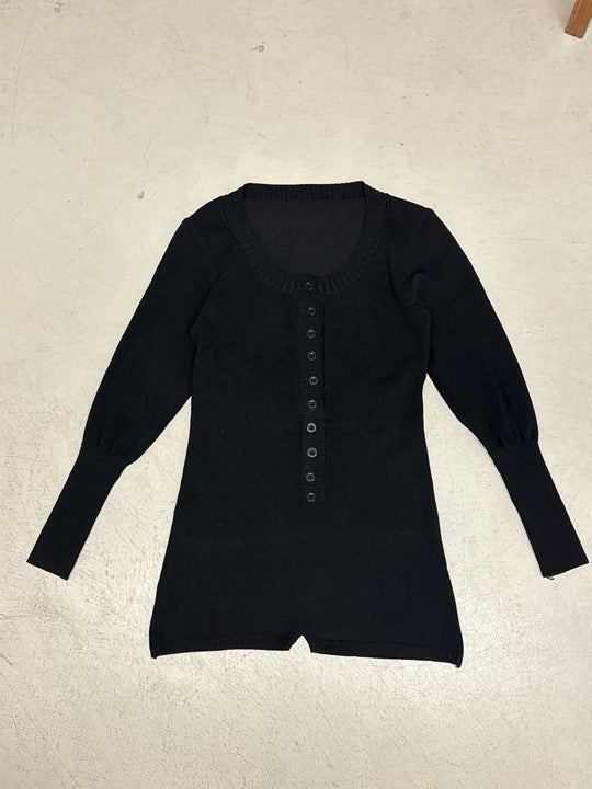 Damen nan figurbetontes Feinstrick-Minikleid mit durchgehender Knopfleiste, U-Boot-Ausschnitt und verlängerten Rippbündchen Shop Nory