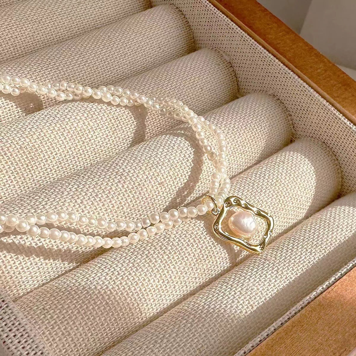 Damen Halskette mit exquisitem Perlenanhänger und filigraner Kettenstruktur Shop Nory
