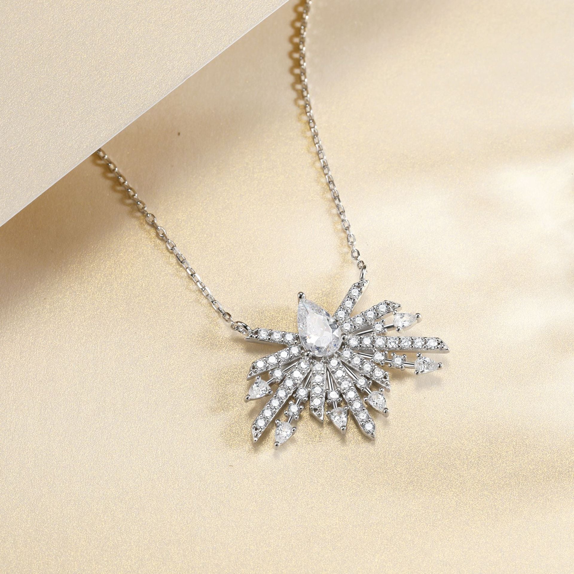 Damen Anhänger-Halskette mit funkelndem Zirkonia und filigranem Design Shop Nory