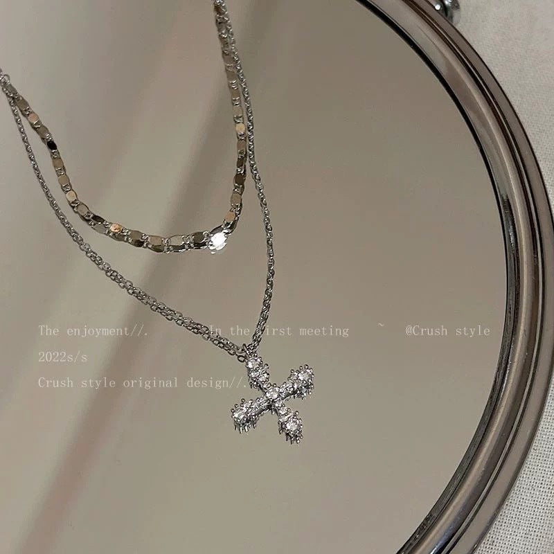 Damen Halskette mit funkelndem Kreuz-Anhänger und stilvollem Design Shop Nory