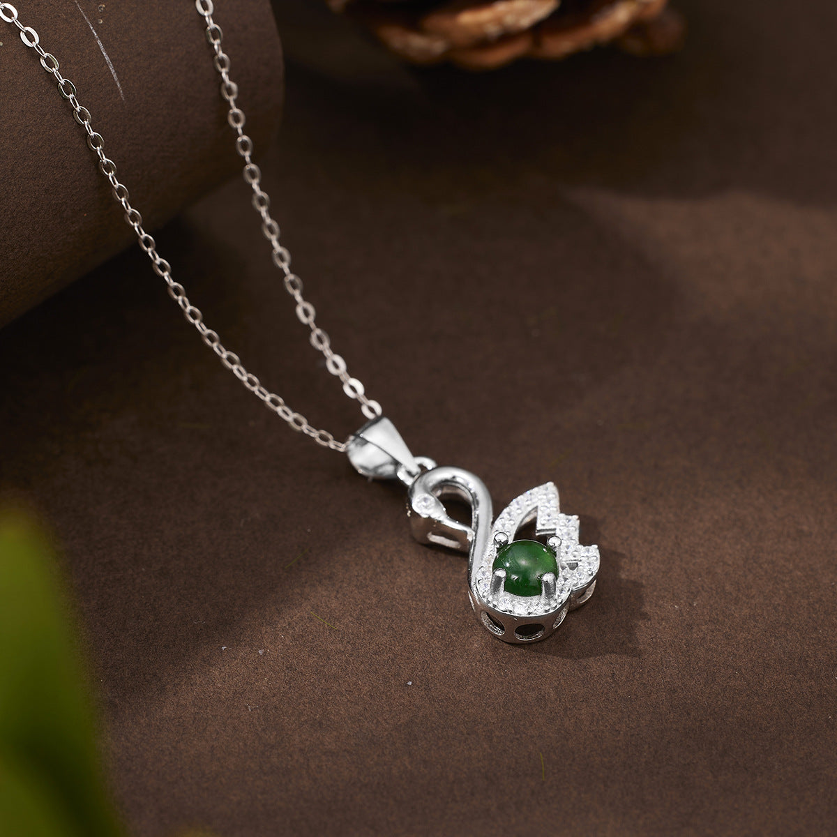 Damen Halskette mit eleganten Schwanenanhänger und edlem Jade-Element Shop Nory