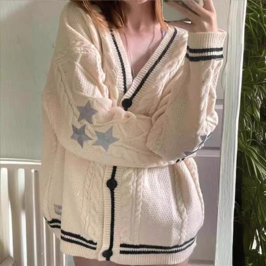 Damen Grobstrickjacke mit einzigartiger Zopfstruktur und dekorativen Sternen