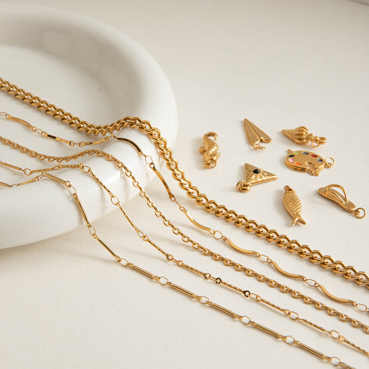 Damen Halskette aus hypoallergenem Edelstahl mit eleganten Wellenmotiven Shop Nory