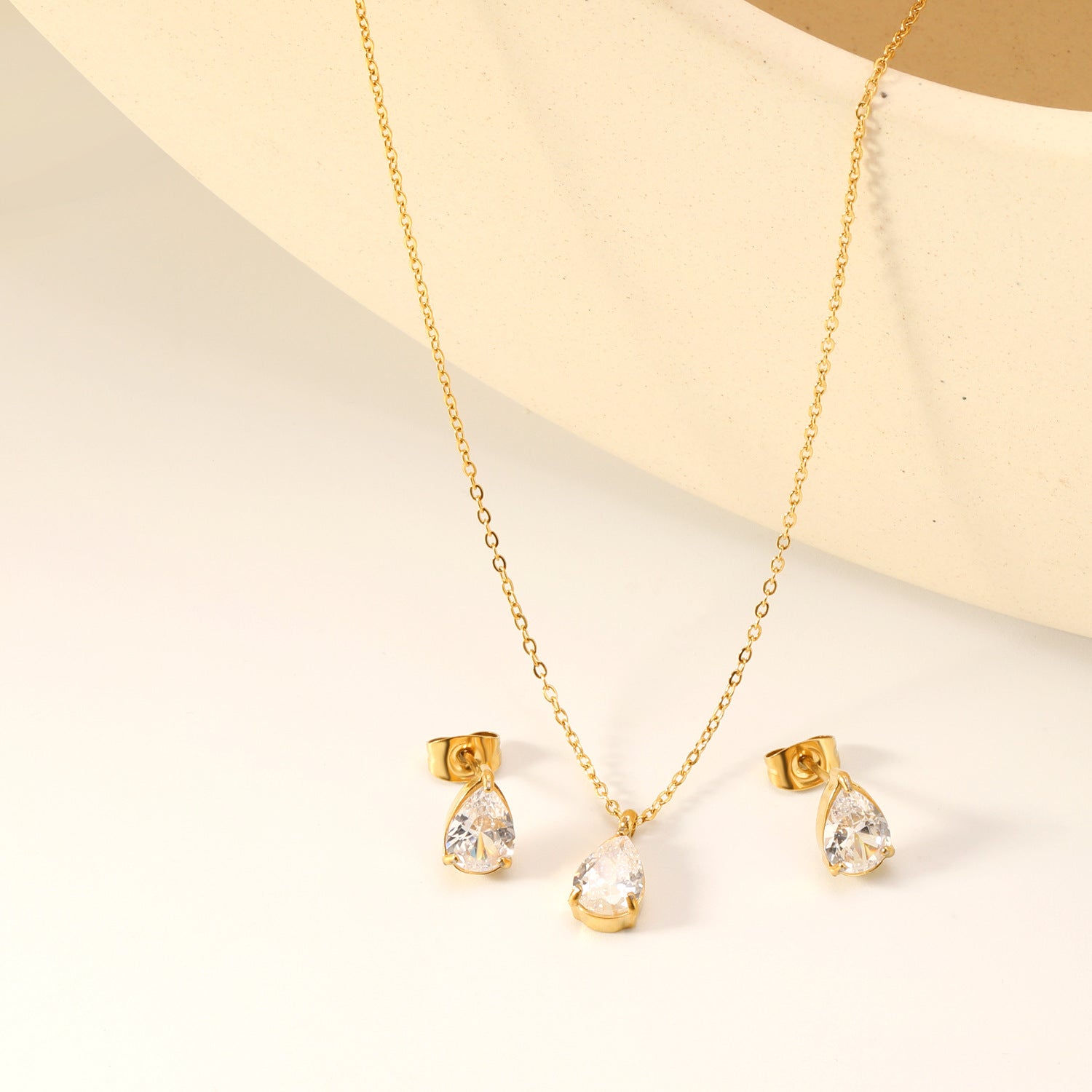 Damen Schmuckset mit elegantem Kristallanhänger und funkelnden Ohrsteckern Shop Nory