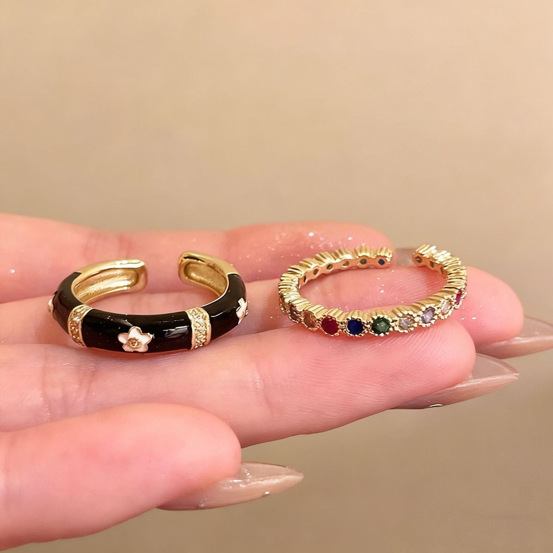 Damen eleganter Blütenring mit goldenen Akzenten Shop Nory