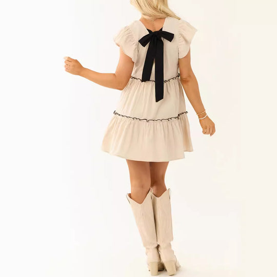 Damen Kurzes Stufenkleid im Babydoll-Stil mit V-Ausschnitt, Rüschenärmeln und kontrastreichen Ziernähten Shop Nory