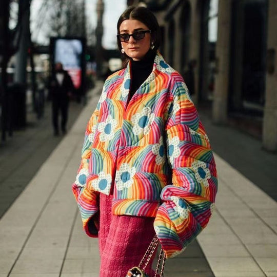 Damen Kurze Oversize-Steppjacke mit bunten Regenbogenstreifen und Blumenapplikation Shop Nory