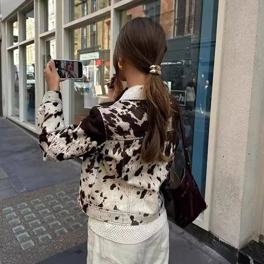 Damen Kurz geschnittene Western‑inspiriere Jacke mit Kuhflecken‑Felloptik und Brusttaschen Shop Nory