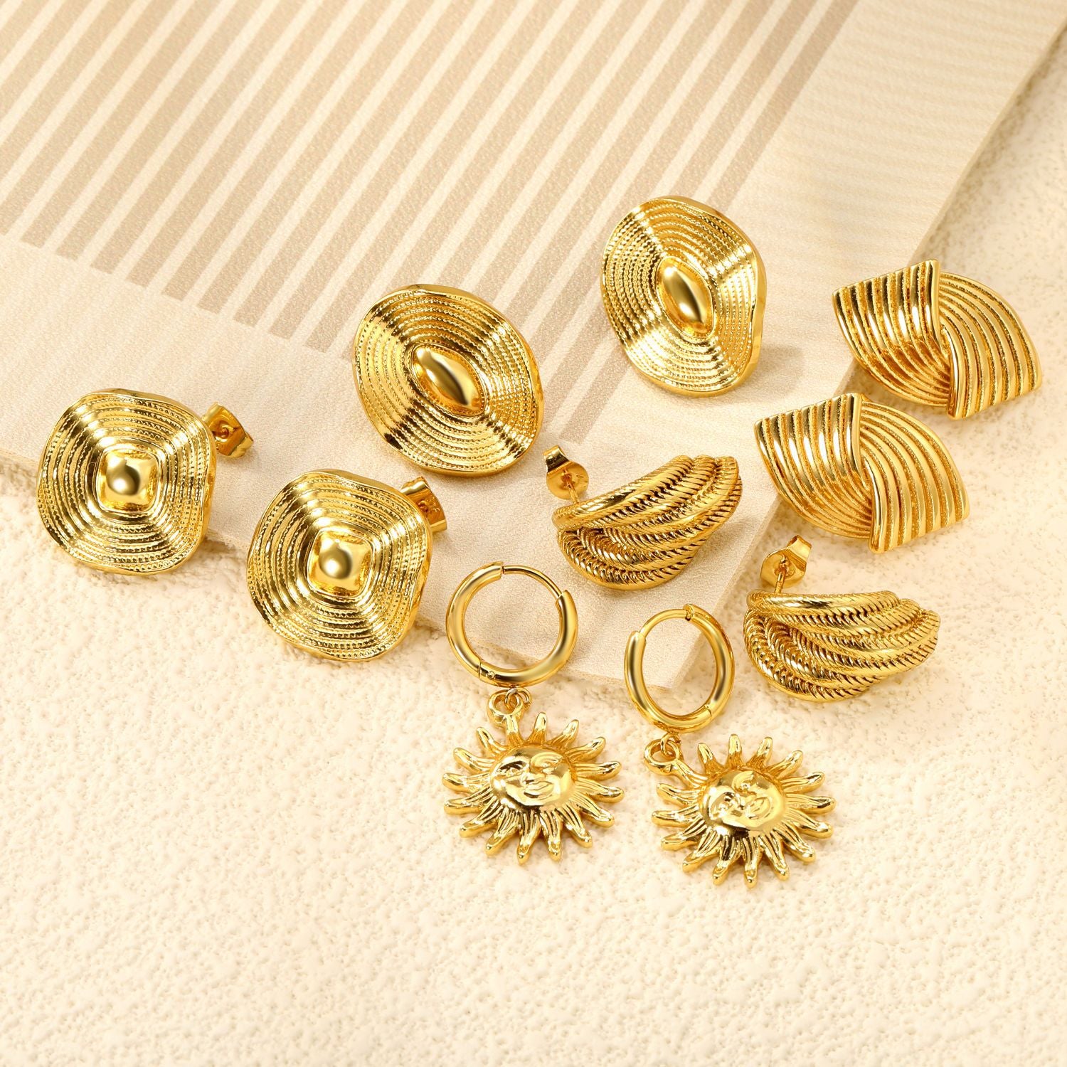 Damen Hängende Ohrringe mit Sonnensymbol und detailreicher Goldoberfläche Shop Nory