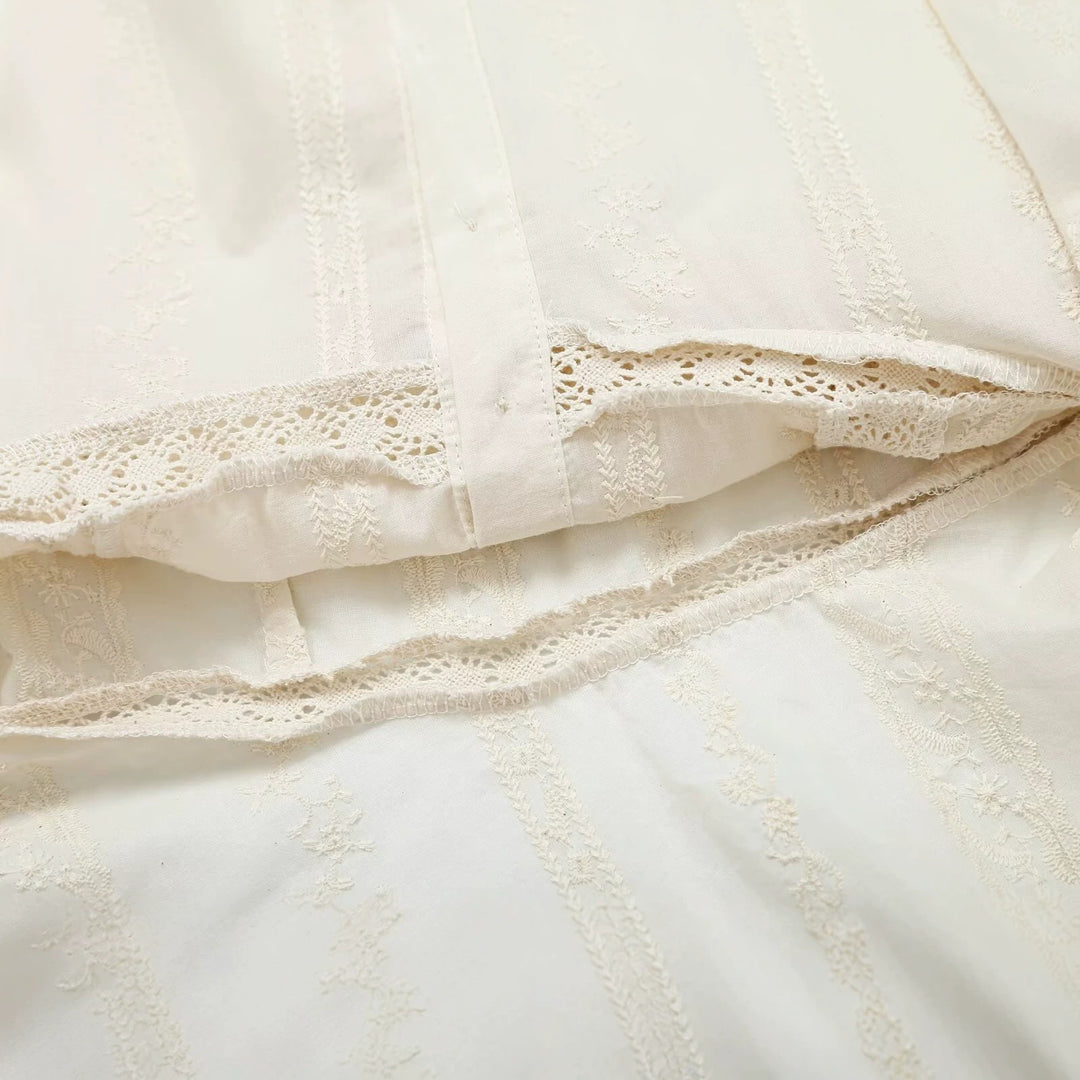 Damen Romantische Spitzenbluse mit Häkelbordüren und figurbetonter Taillennaht Shop Nory