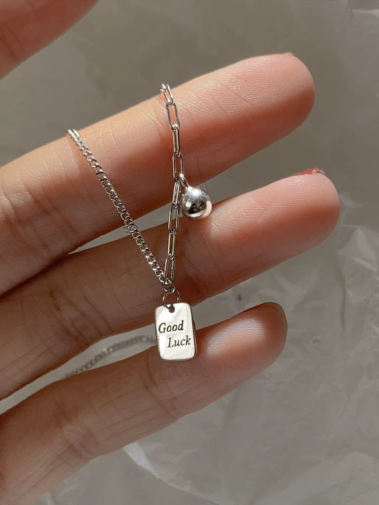 Damen Halskette mit graviertem Glücksanhänger und filigraner Gliederkette Shop Nory