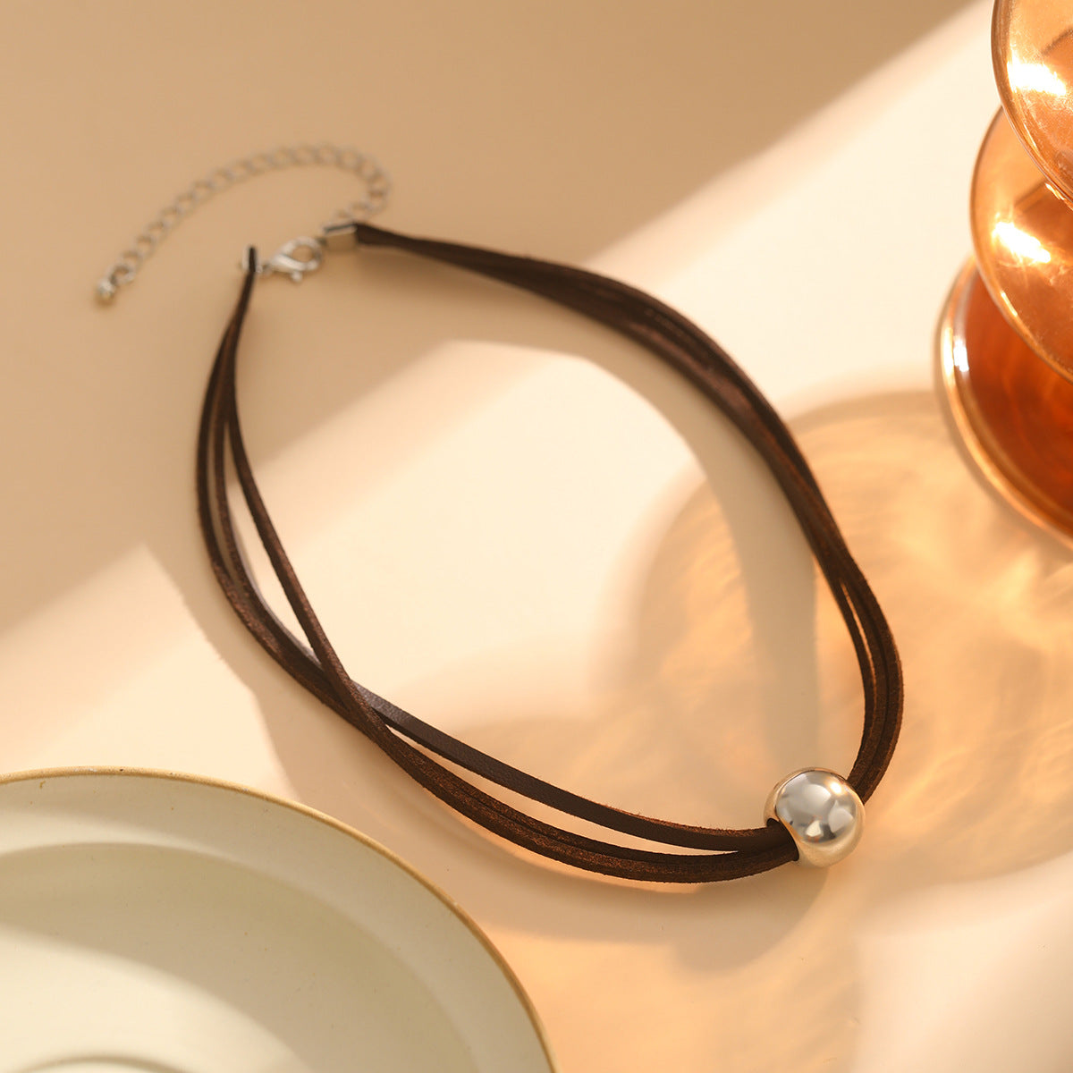 Damen mehrlagige Halskette mit goldenen Akzenten und filigranem Design