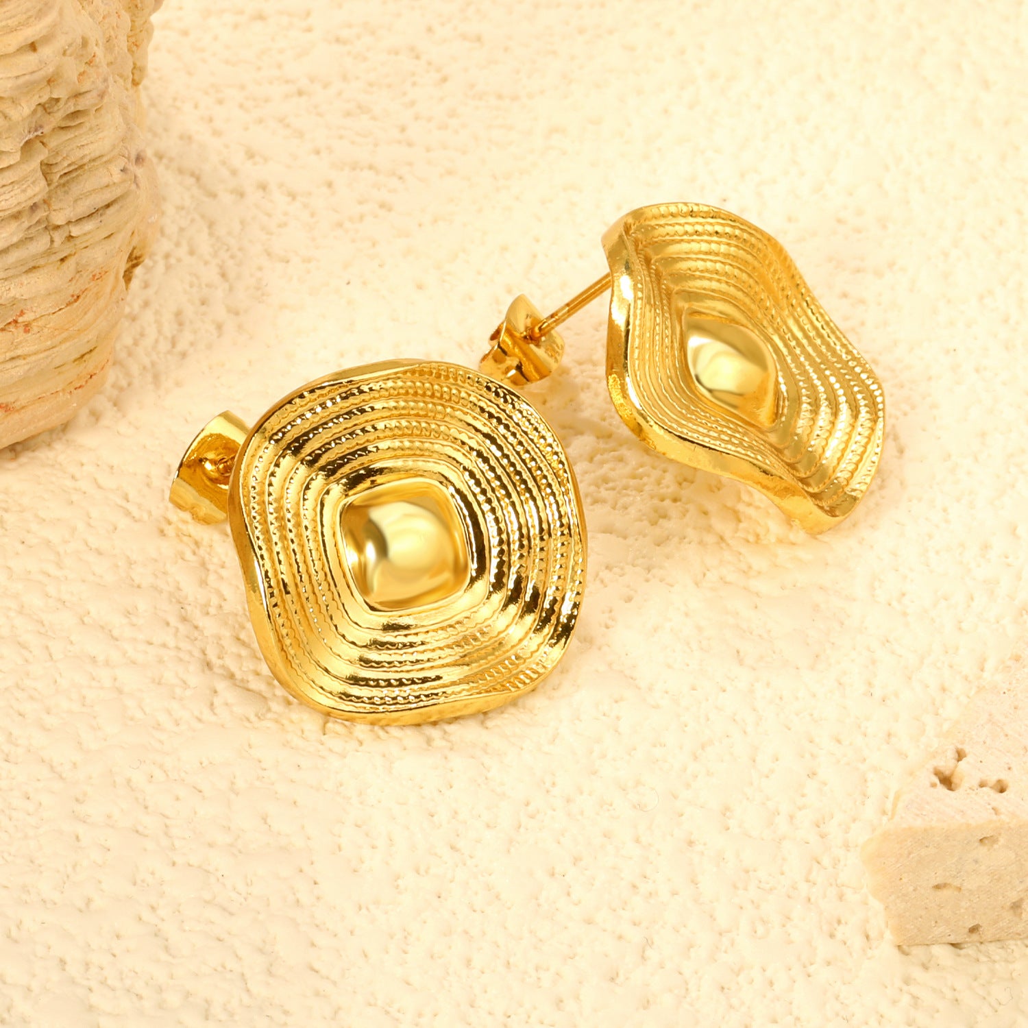 Damen Hängende Ohrringe mit Sonnensymbol und detailreicher Goldoberfläche Shop Nory