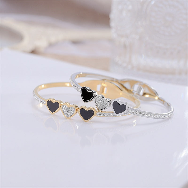 Damen elegantes Armreif mit herzförmigen Anhängern und funkelnden Zirkonia Steinen Shop Nory
