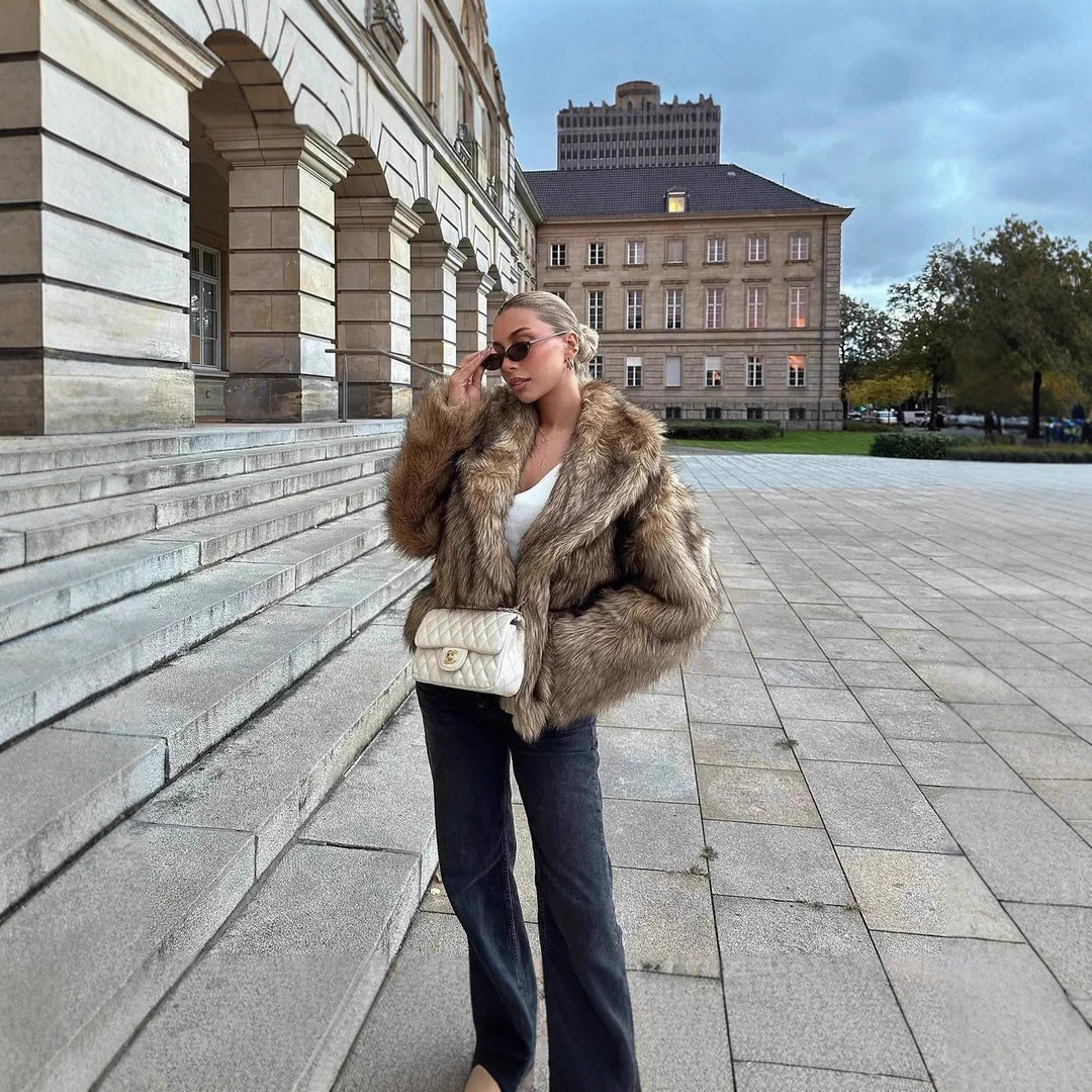 Damen Kurz geschnittene voluminöse Kunstpelzjacke mit Oversize‑Schalkragen Shop Nory