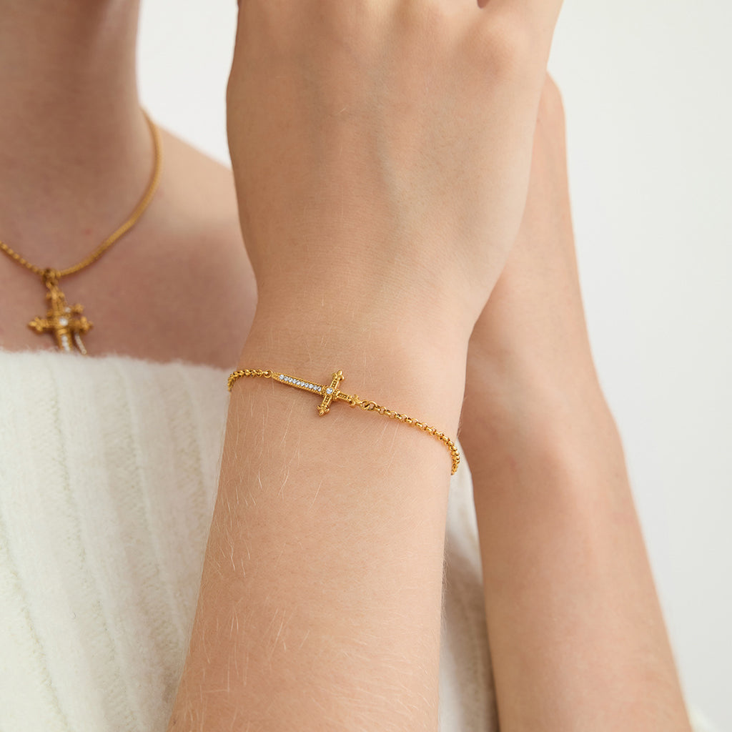 Damen Armband mit funkelndem Kreuzdesign und hypoallergener Verarbeitung Shop Nory