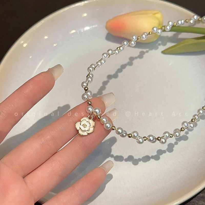 Damen Kette mit elegantem Blumenanhänger und zarten Perlenakzenten Shop Nory