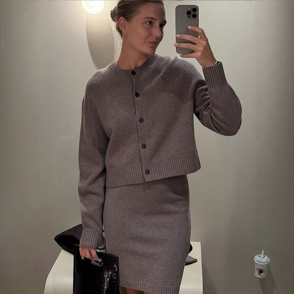 Damen Kurze Strickjacke im Boxy‑Cut mit Rundhals, Rippbündchen und dekorativer Knopfleiste Shop Nory