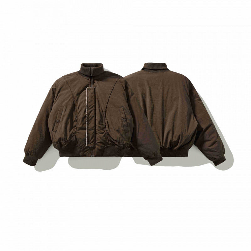 Unisex Kurz geschnittene Volumen-Bomberjacke mit hohem Rippkragen, verdeckter Druckknopfblende und gerundeten Pattentaschen Shop Nory