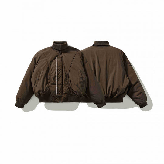 Unisex Kurz geschnittene Volumen-Bomberjacke mit hohem Rippkragen, verdeckter Druckknopfblende und gerundeten Pattentaschen Shop Nory