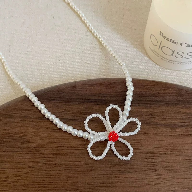 Damen Halskette mit verspieltem Blumendesign und edlen Perlenakzenten Shop Nory