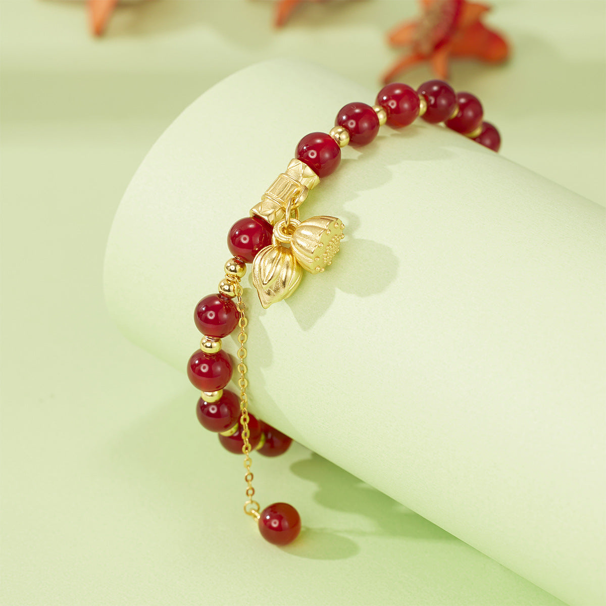Damen Armband mit kunstvollen Anhängern und eleganten Perlenelementen Shop Nory