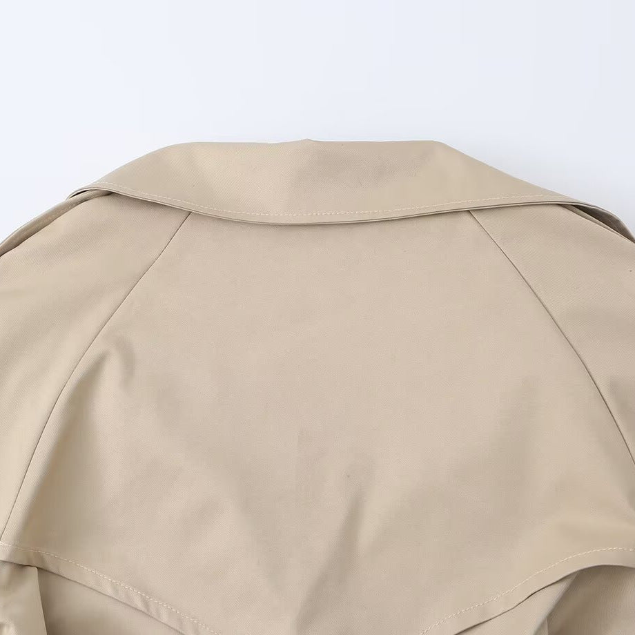 Damen Cropped Trenchjacke mit Taillengürtel, breitem Revers und Cape-Detail Shop Nory