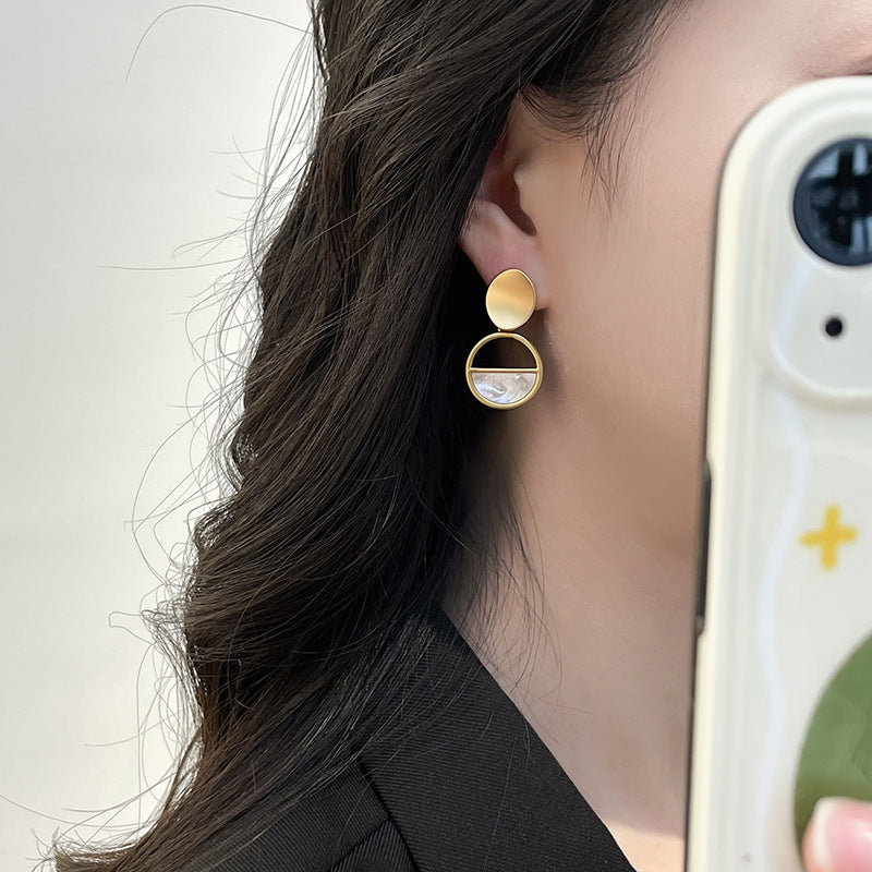 Damen Ohrringe mit modernem, geometrischem Design und edler Muschelverzierung Shop Nory