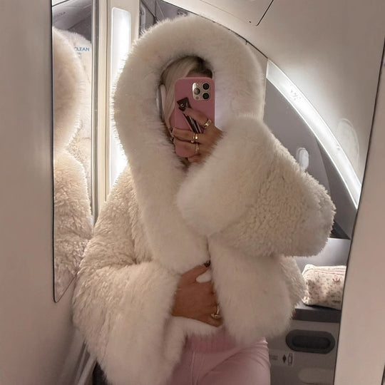 Damen Kurzjacke aus voluminösem Fauxfur mit XXL-Kapuze und Kugelärmeln Shop Nory