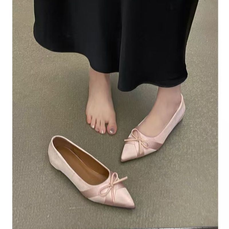 Damen Spitz zulaufende Satin-Ballerinas mit Schleifen-Detail und gepolstertem Komfortfußbett Shop Nory