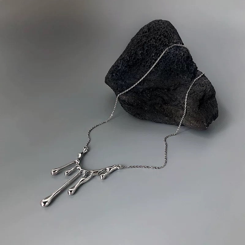 Damen Halskette mit modernem, skulpturalem Tropfenanhänger Shop Nory