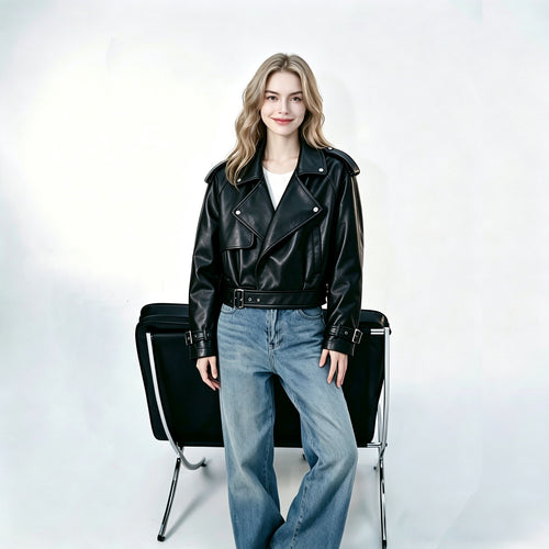 Damen Cropped Biker‑Trench aus weichem Kunstleder mit Schulterriegeln und Schnallenmanschetten Shop Nory