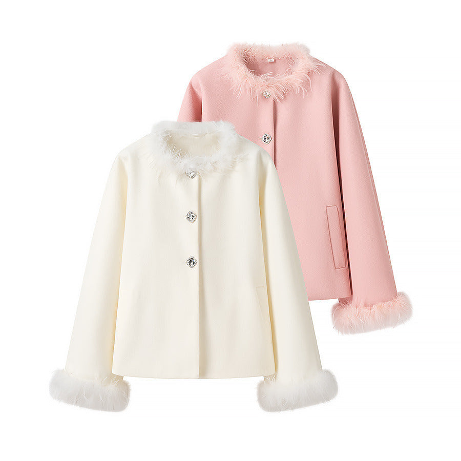 Damen Eleganter Kurzmantel mit Kunstfederbesatz und Schmuckknöpfen Shop Nory