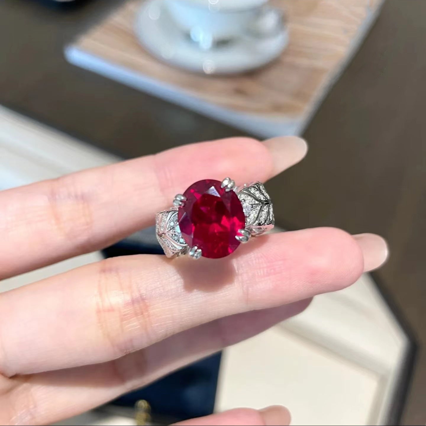 Damen Luxus Ring mit elegantem Rubin und funkelnden Diamanten Shop Nory