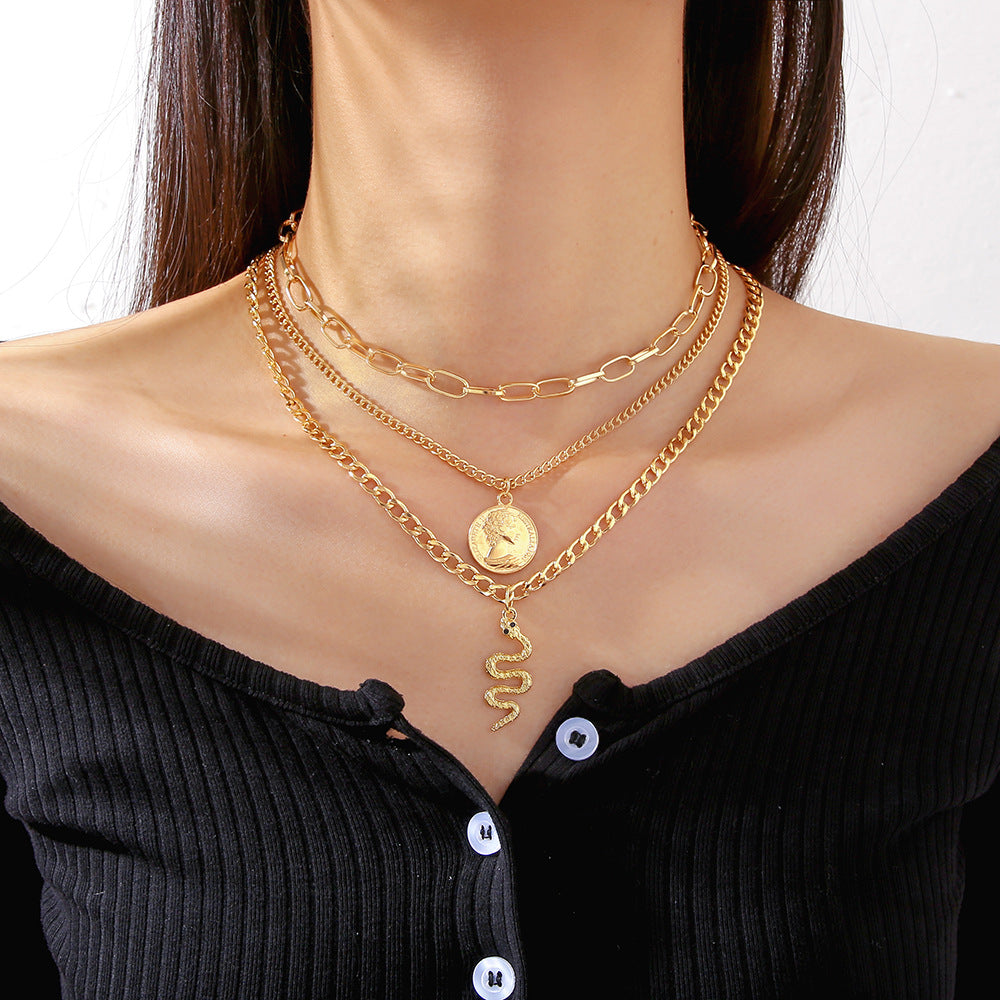 Damen mehrlagige Halskette mit goldenen Anhängern und filigranen Kettendesigns Shop Nory