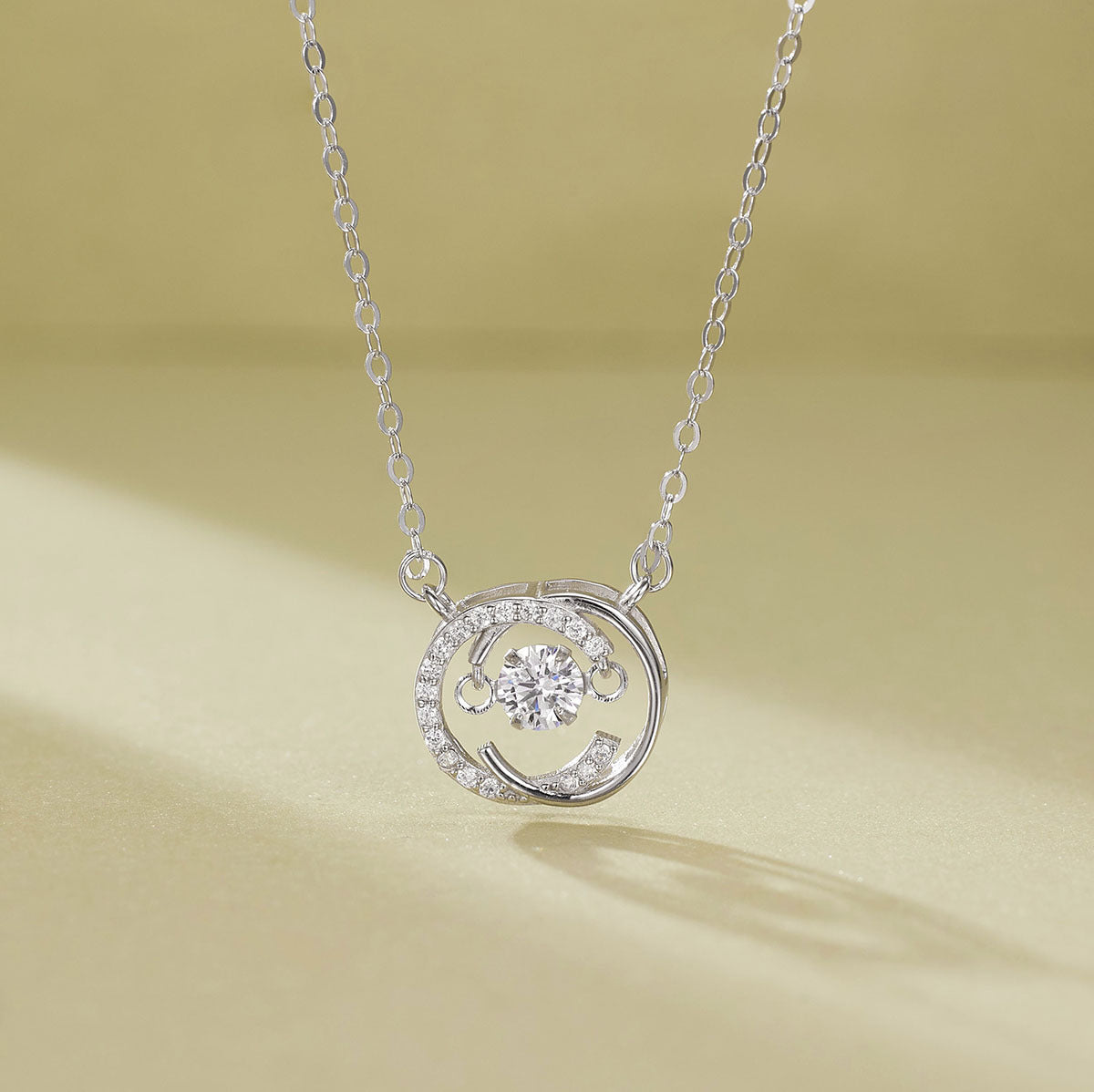 Damen elegante Halskette mit schimmerndem Anhänger und funkelnden Zirkonia Shop Nory