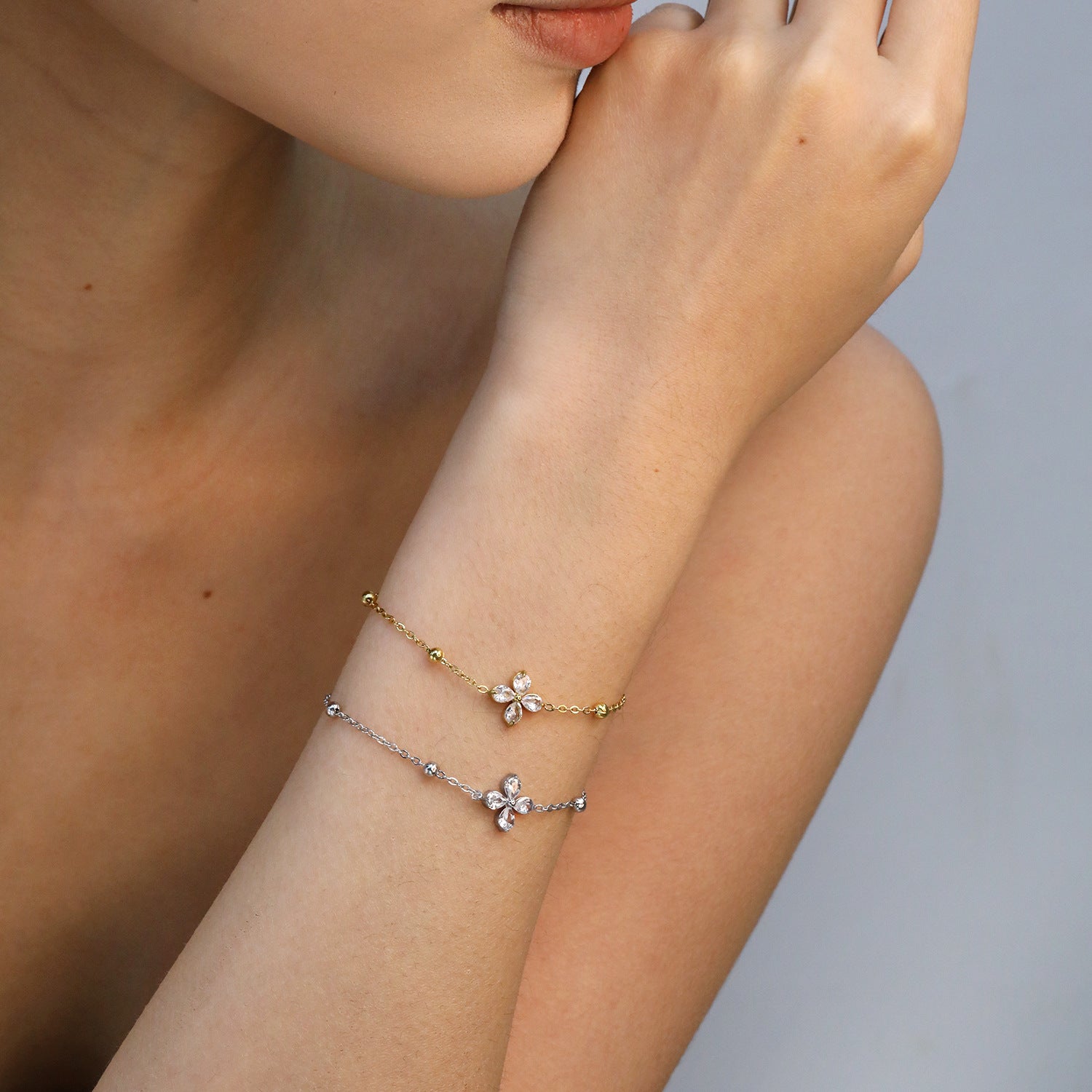 Damen Armband mit funkelnden Kristallen und zartem Kettendesign Shop Nory