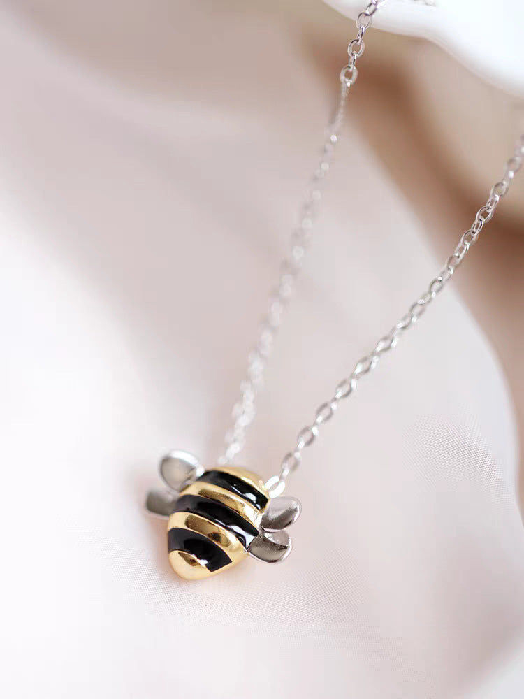 Damen Halskette mit charmantem Bienenmotiv und filigranem Anhänger Shop Nory