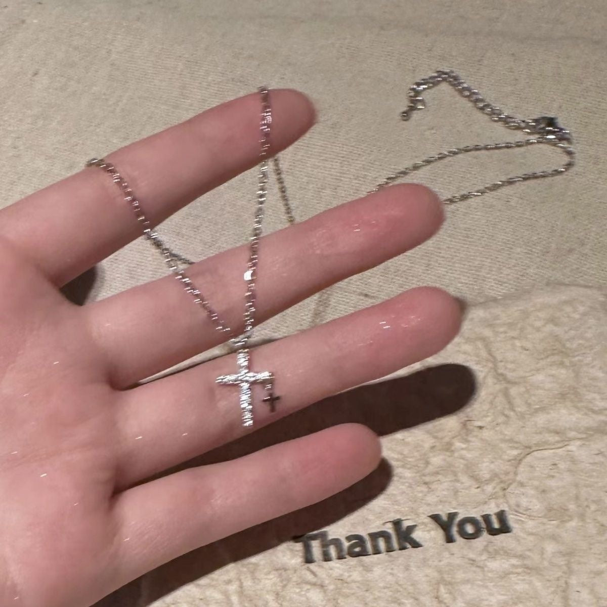 Damen Halskette mit schmalem Kreuzanhänger aus hochwertigem Edelstahl und funkelnden Zirkonia Shop Nory