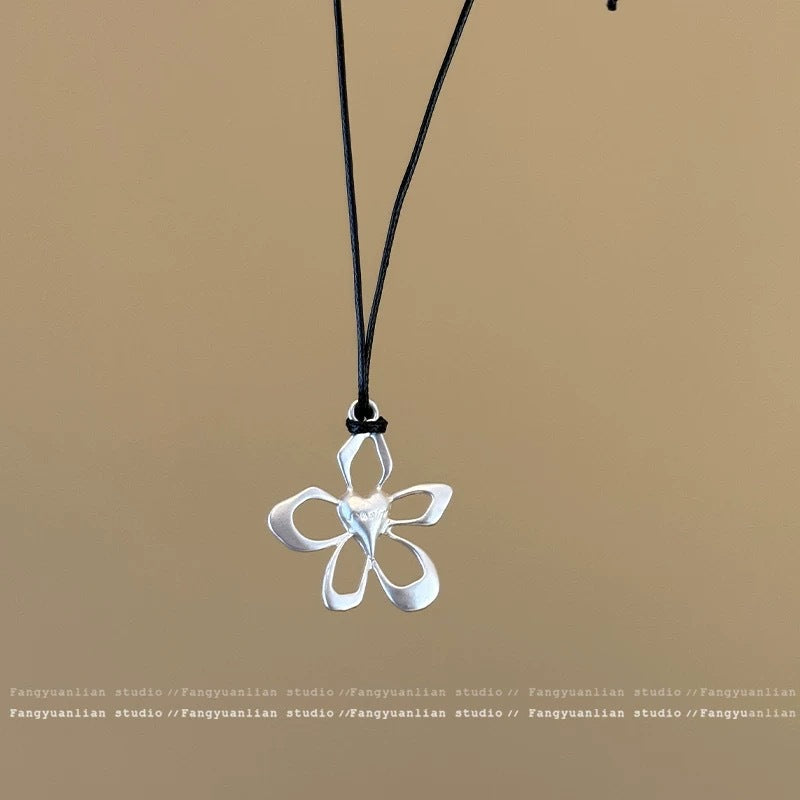 Damen Halskette mit kunstvollem Blumenanhänger und langlebigem Band Shop Nory