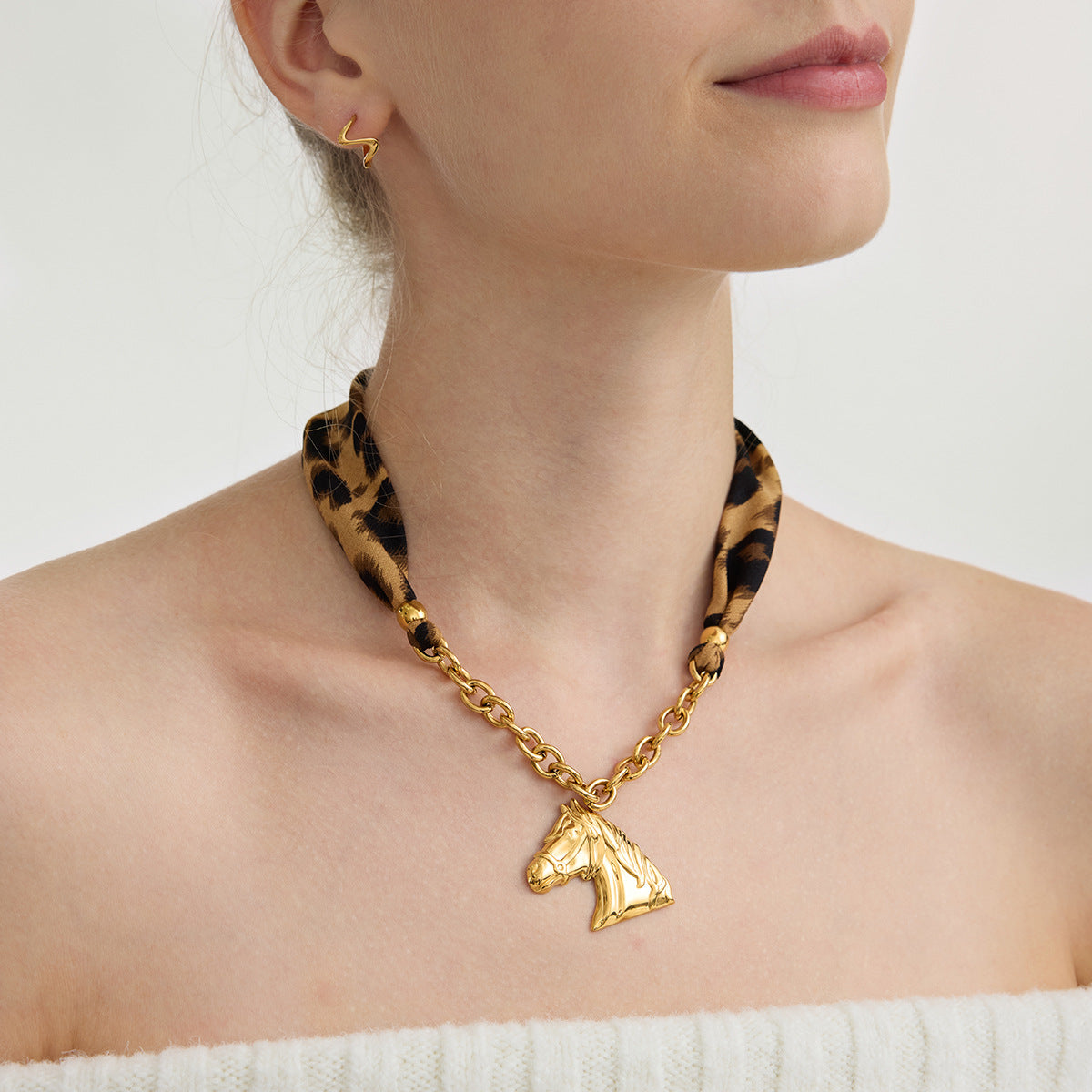 Damen Halskette mit ungewöhnlichem Pferdeanhänger und stylischem Leoprint-Shop Nory
