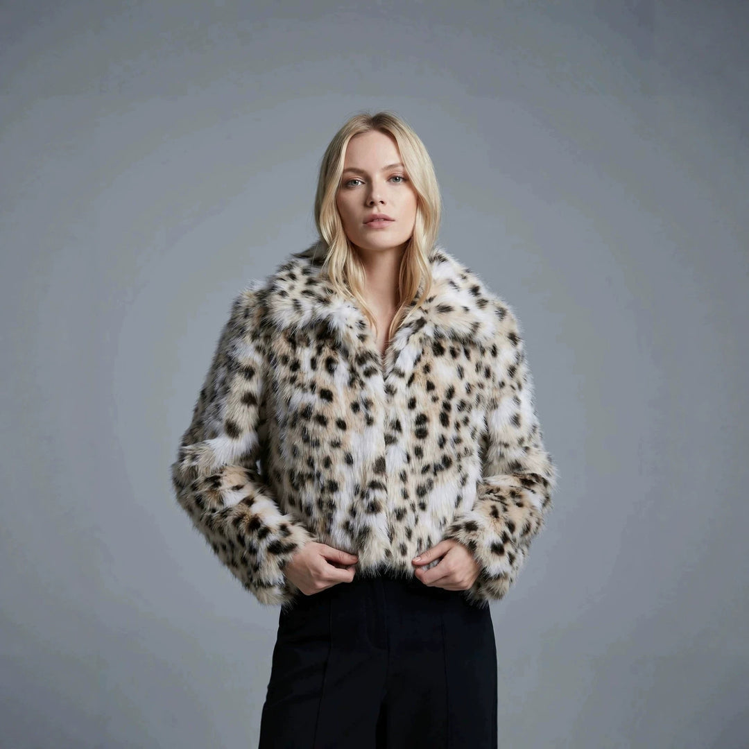 Damen Kurz geschnittene Kunstfelljacke mit grafischem Fleckenmuster und Boxy‑Silhouette Shop Nory